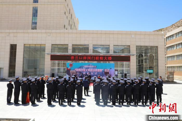 圖為捐贈(zèng)儀式現(xiàn)場(chǎng)?！「駸?攝