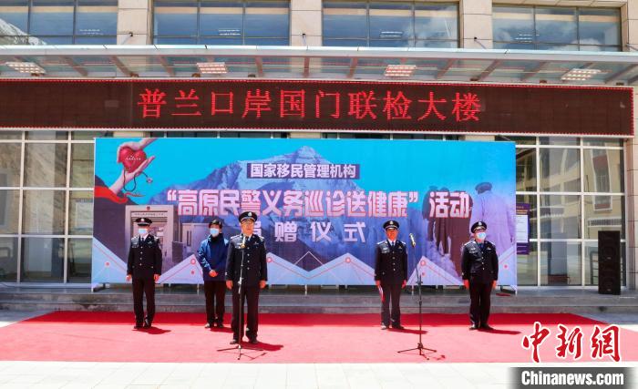 圖為捐贈儀式現(xiàn)場。　格熱 攝