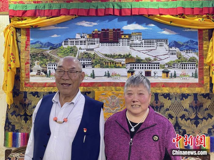 甲央曲培和杜應(yīng)芳在家中。彭寧鈴 攝