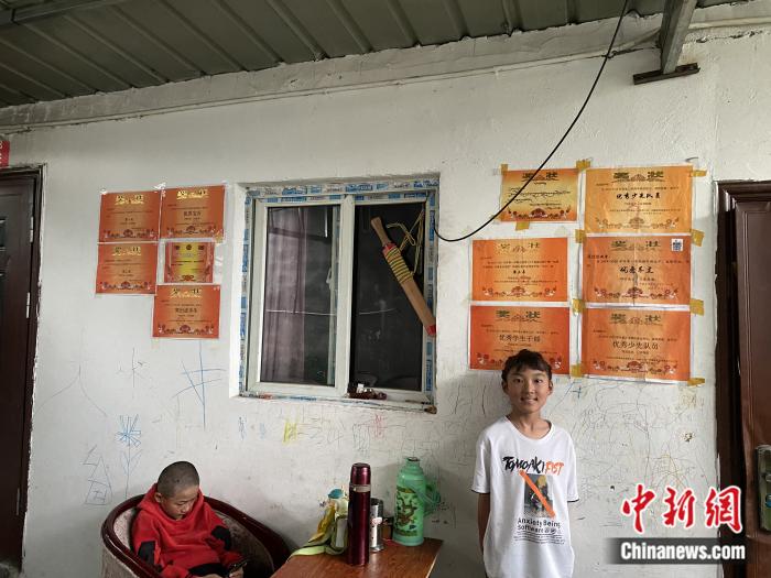 周勁名的大女兒和她獲得的獎(jiǎng)狀。彭寧鈴 攝