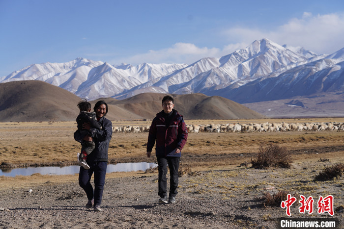 資料圖為4月29日，王克明在西藏自治區(qū)阿里地區(qū)噶爾縣義診。 <a target='_blank' ><p  align=