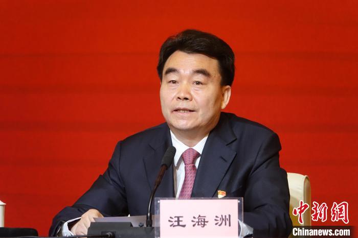 汪海洲在發(fā)布會(huì)上介紹西藏自治區(qū)黨史學(xué)習(xí)教育開(kāi)展情況?！∪轿木?攝