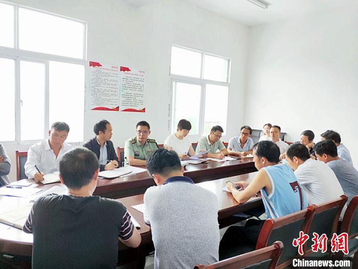 徐欣在屯上村召開座談會，與鄉(xiāng)政府領(lǐng)導(dǎo)和村支兩委共商 (資料圖) 鐘欣 攝