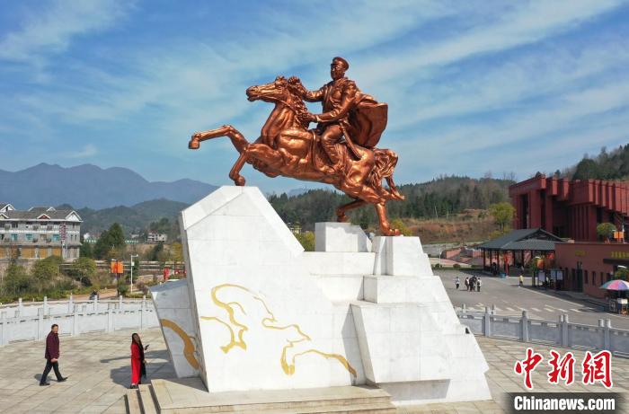 賀龍元帥故鄉(xiāng)桑植縣已成為張家界西線旅游的重要組成部分?！钊A峰 攝