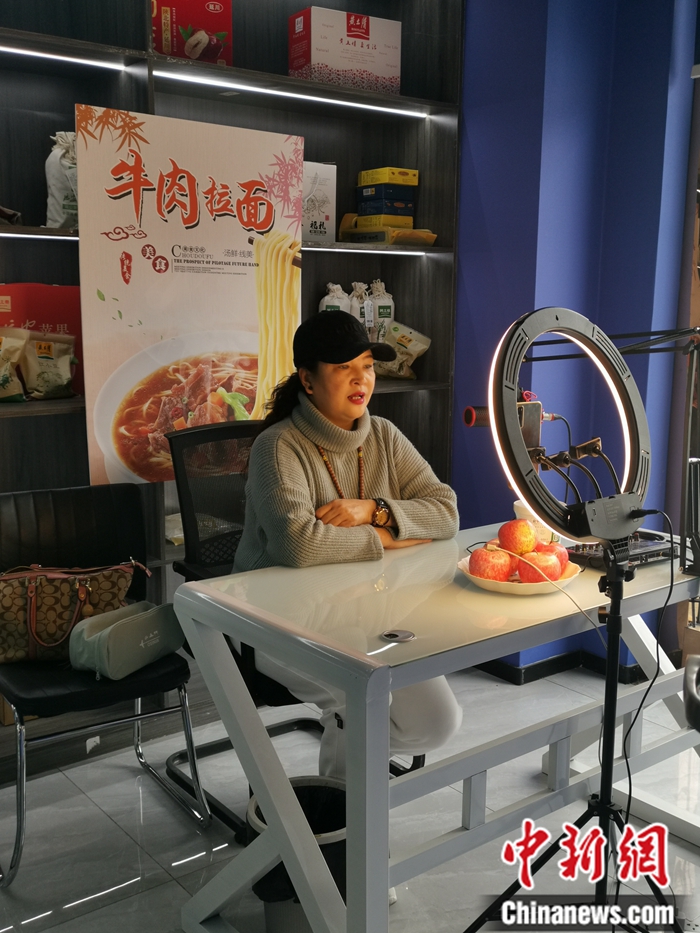 一位主播正在為延安地方特產(chǎn)直播帶貨。<a target='_blank'  ><p  align=