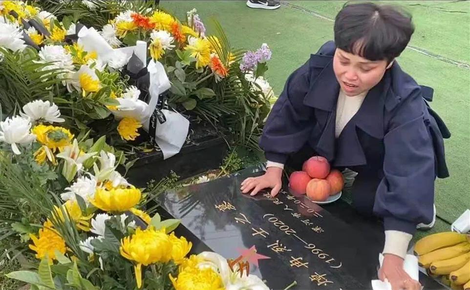 悼念戍邊烈士王焯冉：全國各地近五萬人自發(fā)獻花祭英烈，奶奶仍在等孫子回家