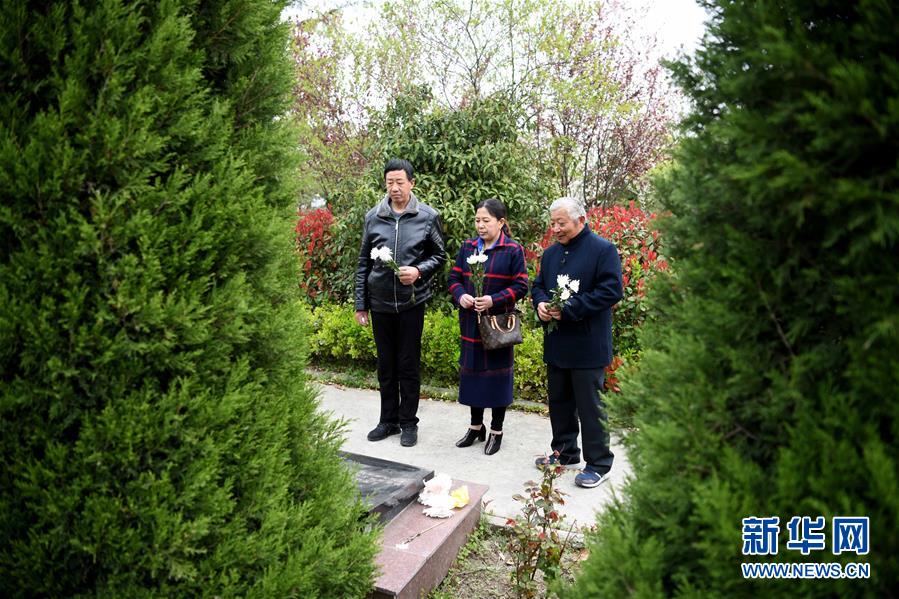 （圖片故事）（3）年介濤：將為烈士尋親進行到底