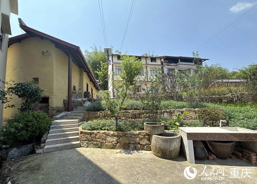 龍湖村打造的巴蜀美麗庭院示范片景觀。人民網記者 劉政寧攝
