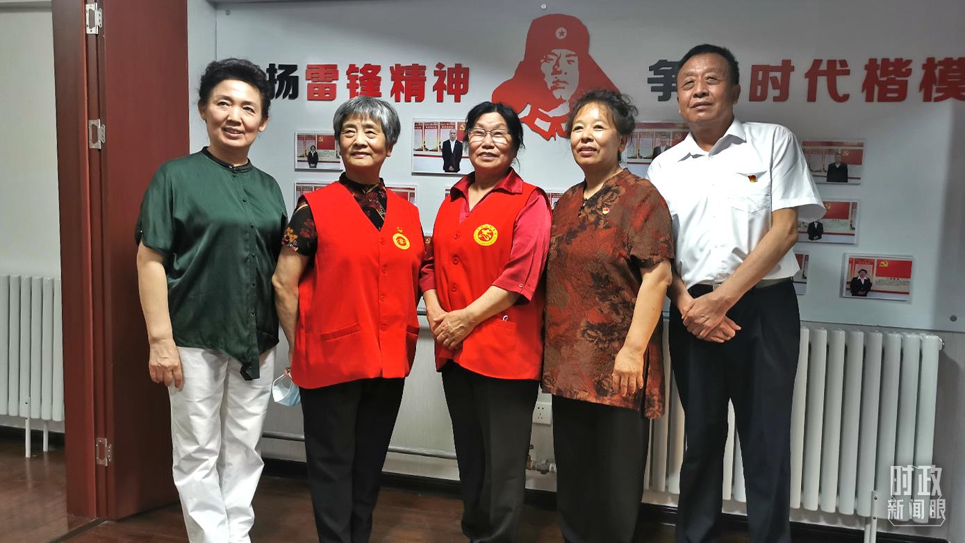 2021年8月，習近平到承德濱河社區(qū)居家養(yǎng)老服務中心調研。這是服務中心的志愿者代表。（總臺央視記者覃思拍攝）