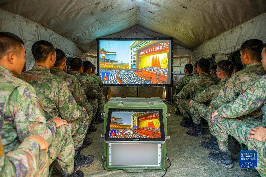 (二十大時(shí)光·圖文互動(dòng))(7)為如期實(shí)現(xiàn)建軍一百年奮斗目標(biāo)砥礪奮進(jìn)——全軍官兵認(rèn)真收聽(tīng)收看黨的二十大開(kāi)幕會(huì)并展開(kāi)學(xué)習(xí)討論