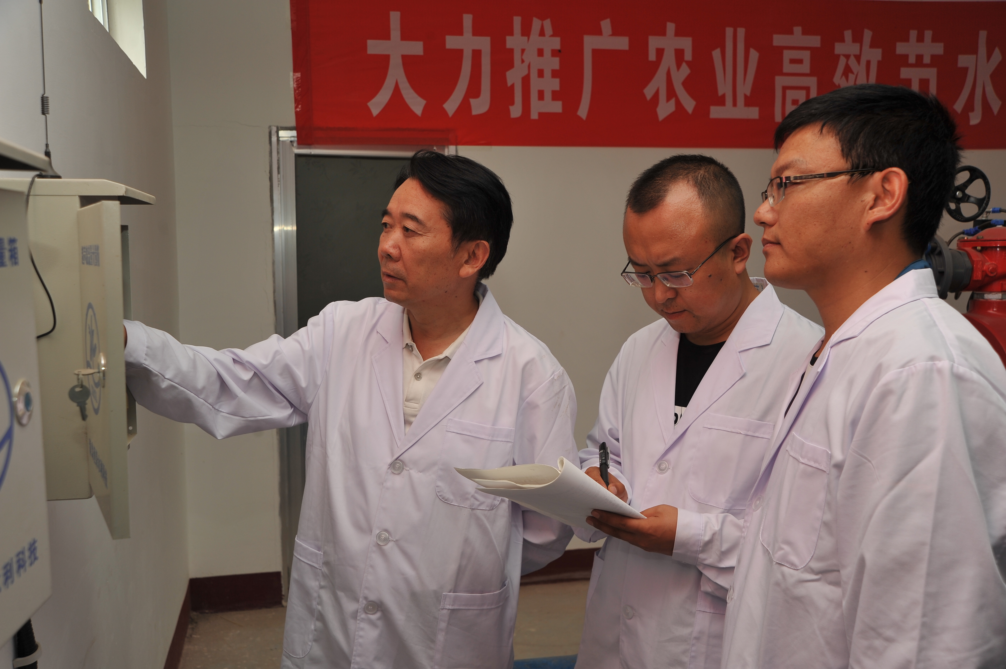 　　工作中的馬忠明(左)　(受訪(fǎng)者供圖)