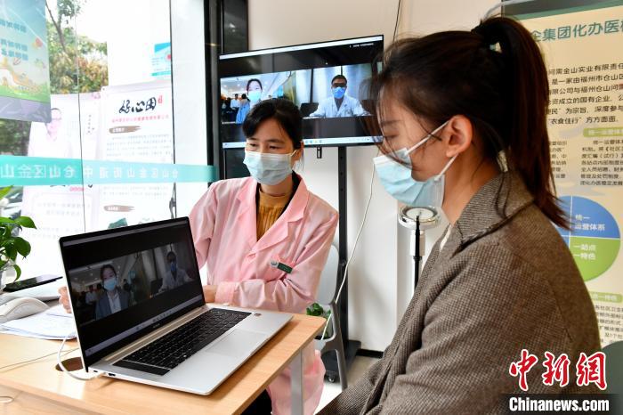 圖為社區(qū)居民遠(yuǎn)程問診?！蚊?攝