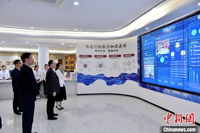 圖為與會來賓參觀福州中天社區(qū)。　呂明 攝