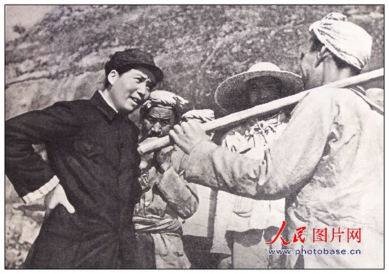 1939年，毛澤東同志在延安和楊家?guī)X農(nóng)民親切談話。