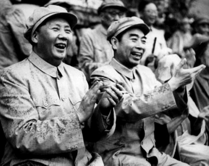 1952年，毛主席在北京與周總理冒雨觀看解放軍體育比賽。