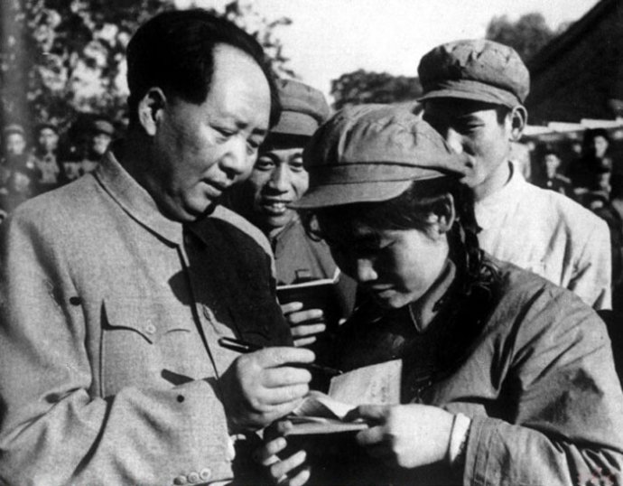 1952年，毛澤東為志愿軍歸國代表團文藝戰(zhàn)士代表謝秀民簽名留念。