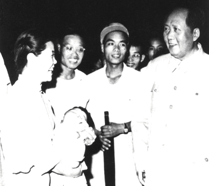 1957年，毛主席在湖北武漢長江大橋上與群眾交談。