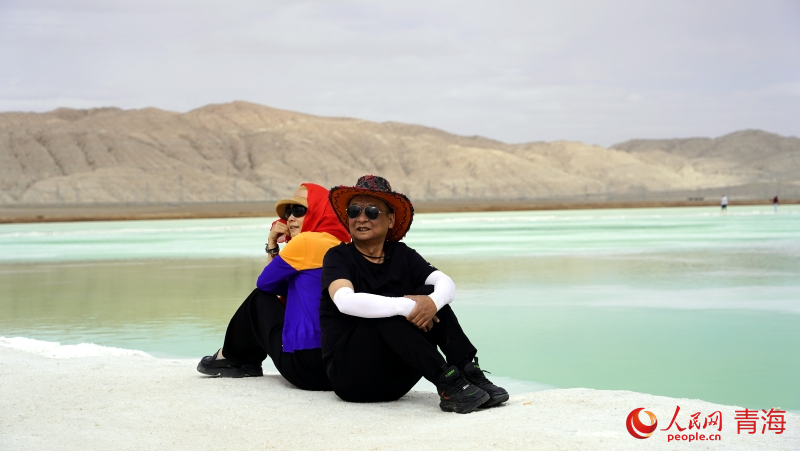 游客拍照“打卡”。人民網(wǎng) 況玉攝