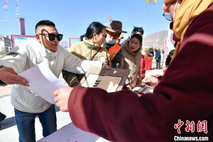 圖為展銷會現(xiàn)場?！∝暩聛硭?攝