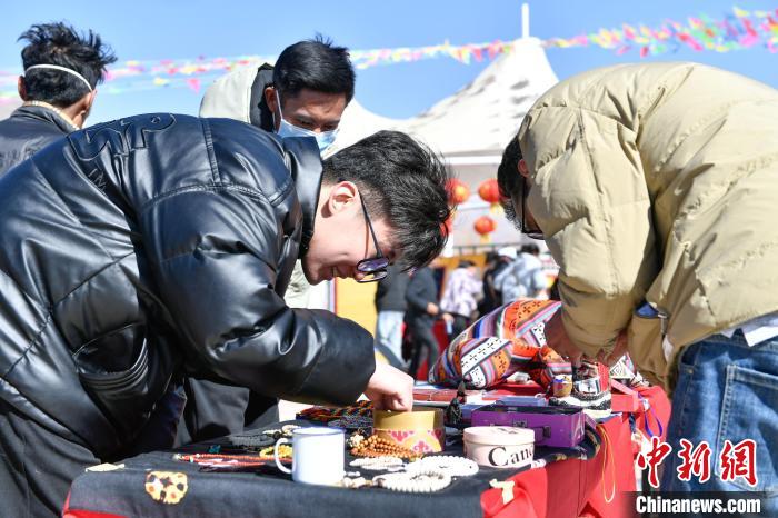 圖為展銷會現(xiàn)場?！∝暩聛硭?攝