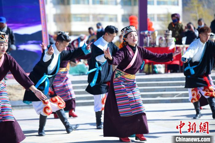 圖為藝術(shù)團表演“扎西果諧”?！∝暩聛硭?攝