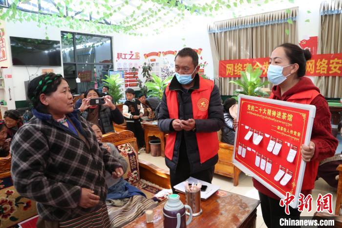 圖為瓊結(jié)縣村民參與問答?！愔闈扇?攝