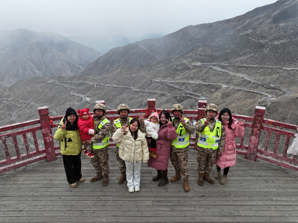 支隊(duì)組織家屬隨隊(duì)養(yǎng)護(hù)體驗(yàn)丈夫工作。何眾攝