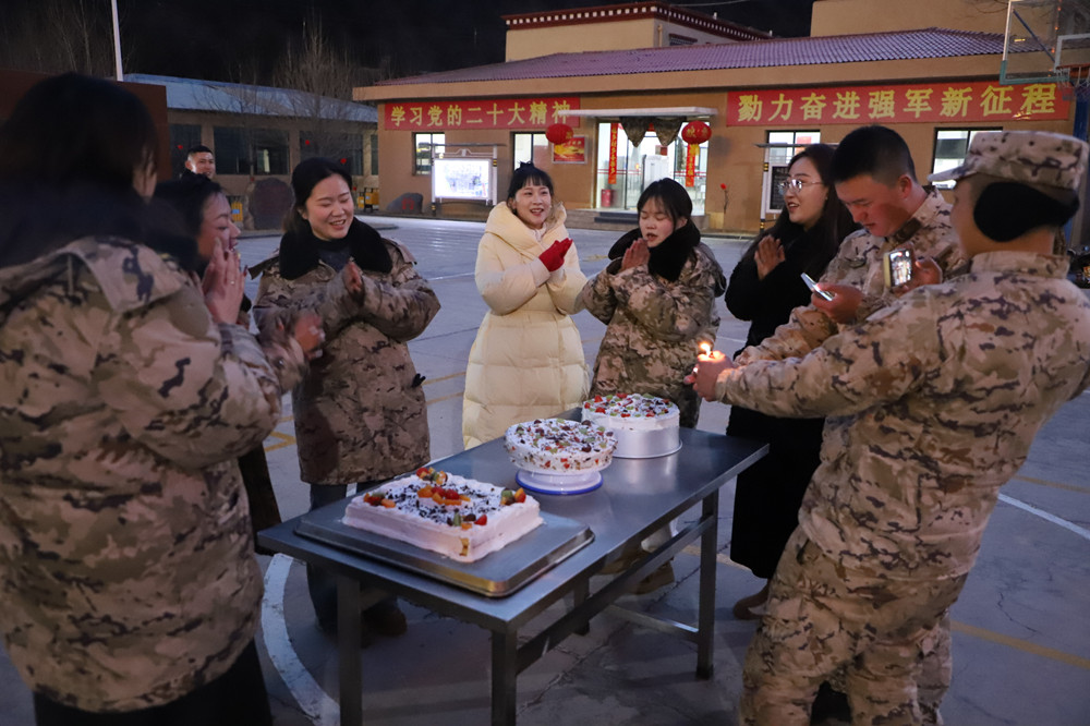 支隊為來隊家屬過集體生日?；粢綌z