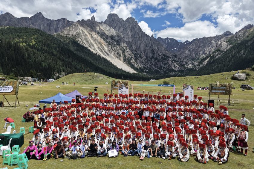 挑戰(zhàn)成功合影。巴塘縣委宣傳部供圖