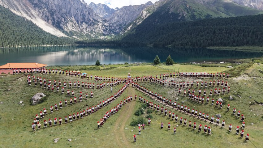 “最大規(guī)模弦胡演奏”世界紀錄挑戰(zhàn)現(xiàn)場。巴塘縣委宣傳部供圖